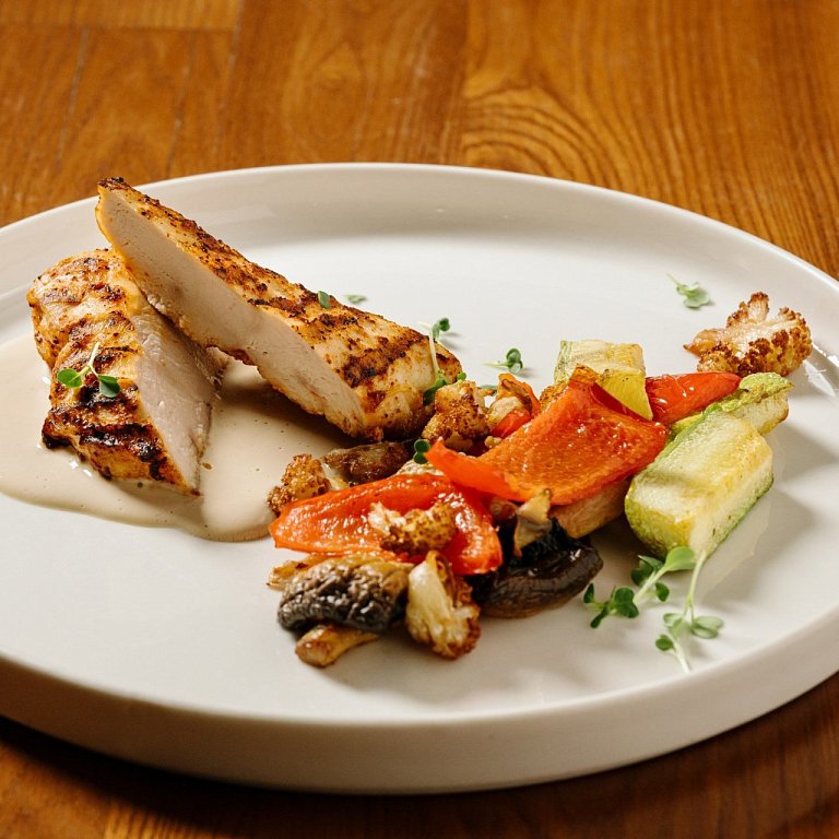 П Стейк из куриной грудки с обжаренными овощами и сливочным соусом